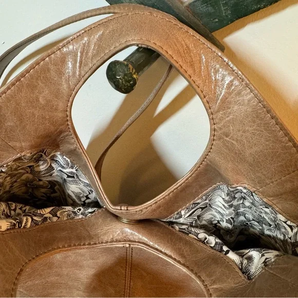 Unique and classy Taupe Hobo bag with convertible strap and kiss lock pocket - Picture 5 of 16